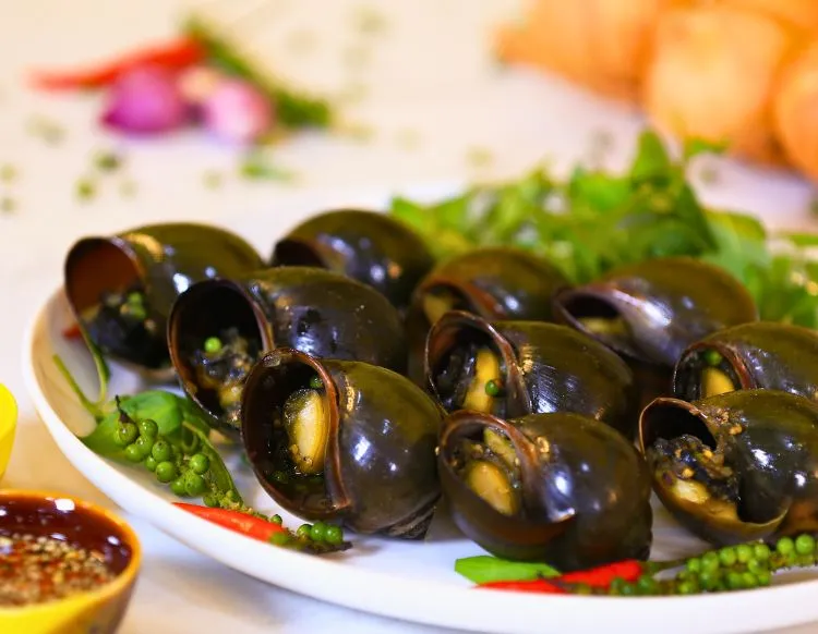 Món ốc bươu nướng tiêu xanh thơm ngon hấp dẫn theo phong cách nhà hàng