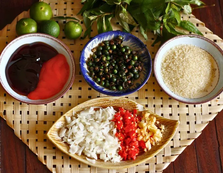 Nấu hỗn hợp nước sốt tiêu xanh sánh mịn trên bếp lửa nhỏ