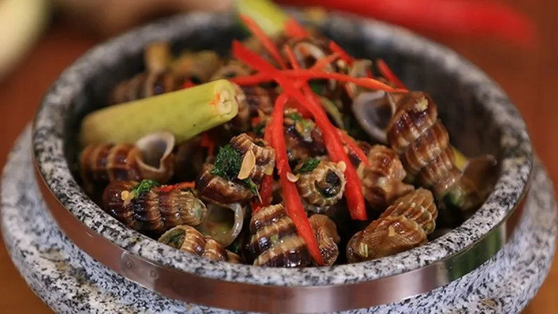 Các món ốc xào nước cốt dừa và rau răm đậm đà