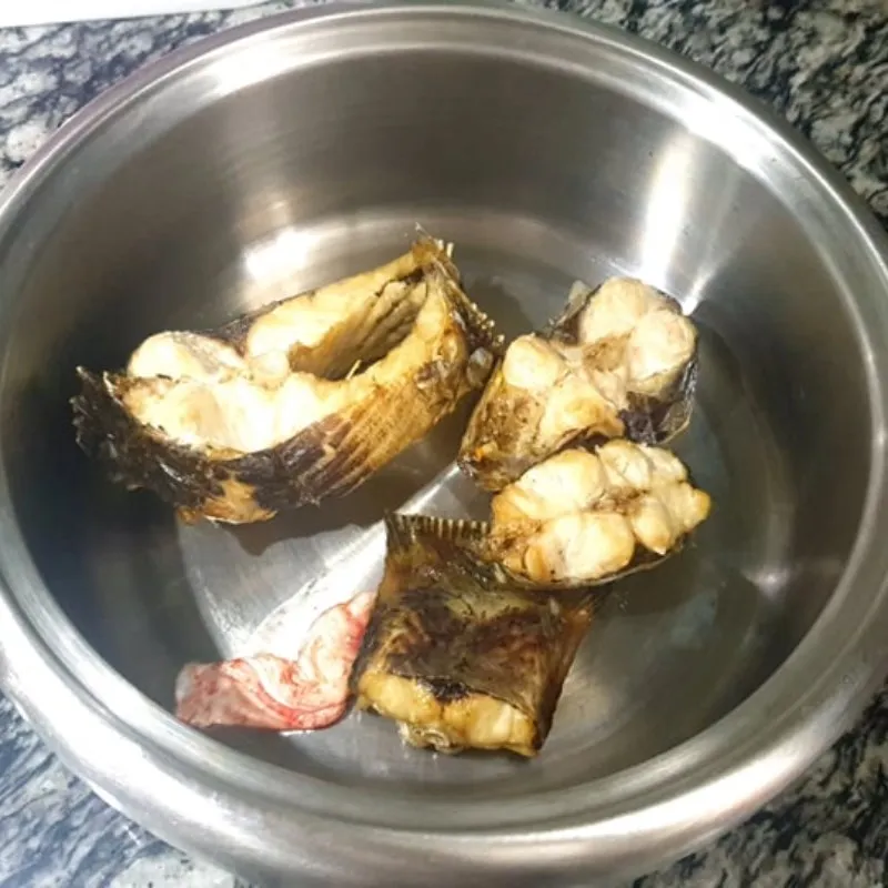 Quá trình om cá giúp các hương vị hòa quyện vào nhau