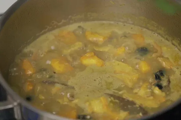 Nồi om ốc chuối đậu với chuối và thịt mềm