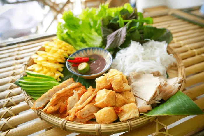 Mẹt bún đậu đầy đặn với các loại topping phong phú