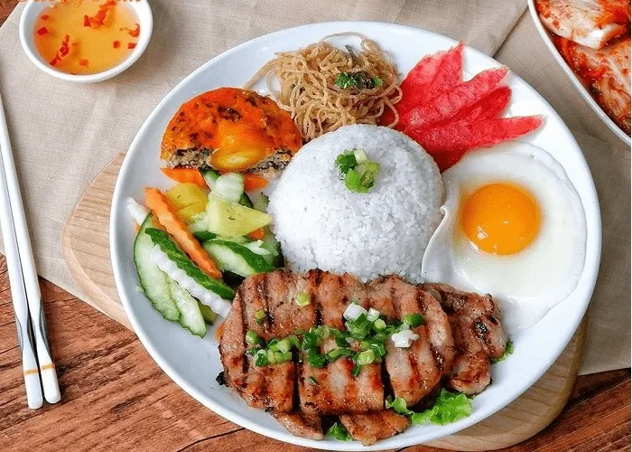 Cơm sườn đảo với phần sườn nướng đậm đà