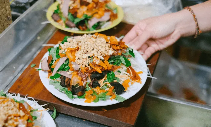 Đĩa nộm bò khô với rau sống và nước chấm