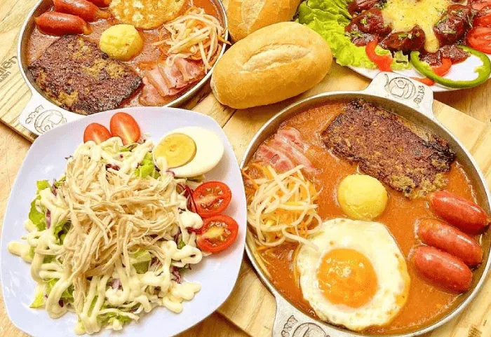 Bánh mì cháo với nhiều topping hấp dẫn