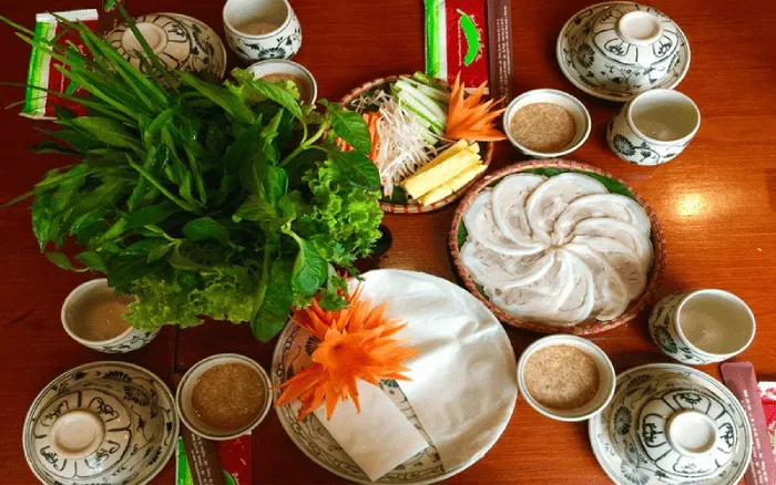 Bánh tráng cuốn thịt heo với rau sống và nước chấm