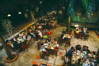 Không gian ngoài trời tại hải sản Phố Đêm