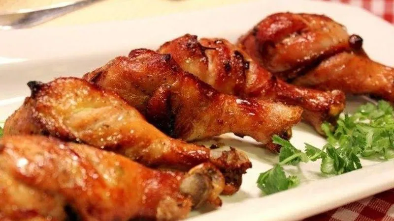 Món gà nướng mật ong có màu sắc óng mượt và hương vị thơm ngọt tự nhiên