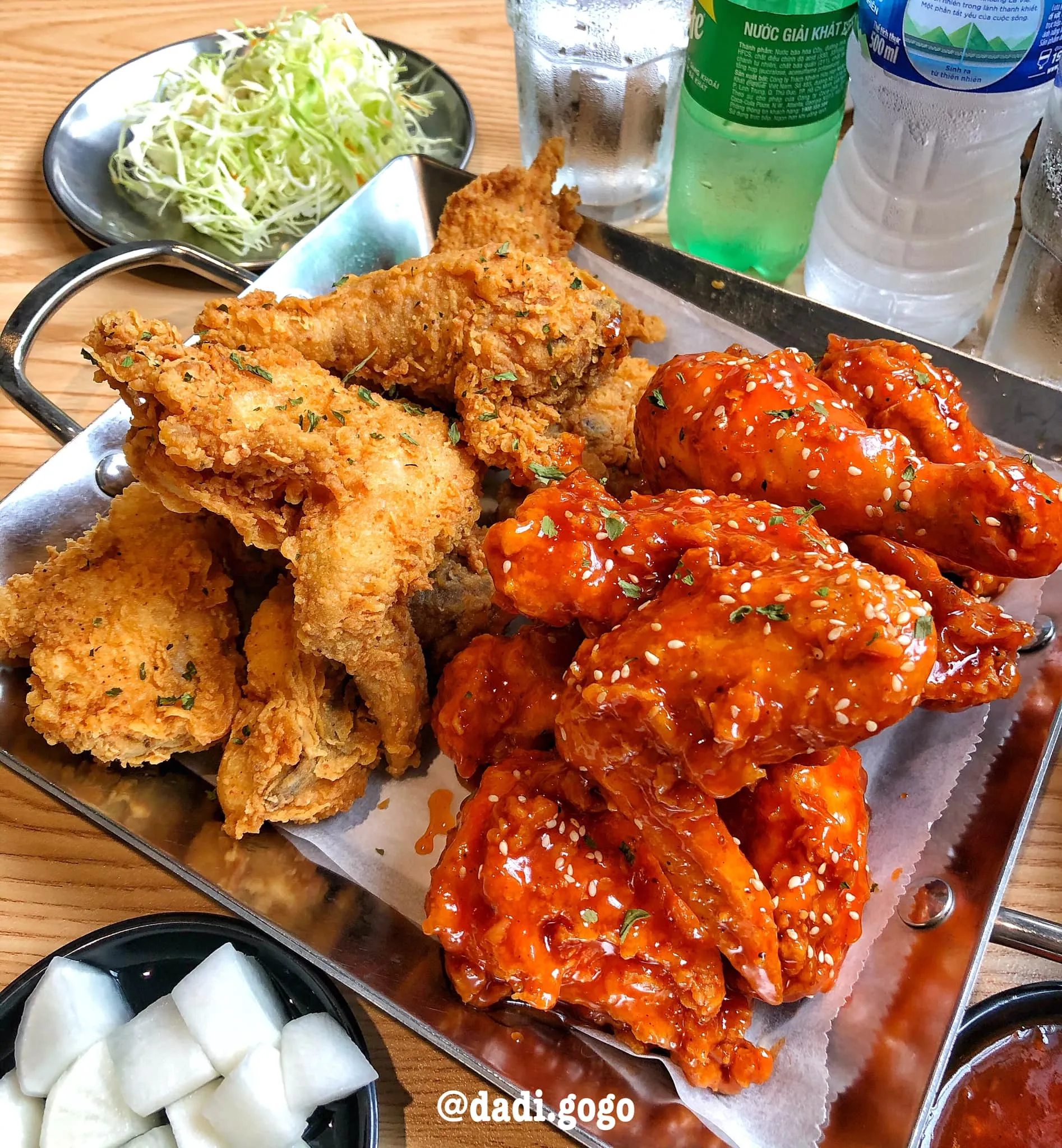 Gà rán truyền thống và gà sốt cay tại Papa