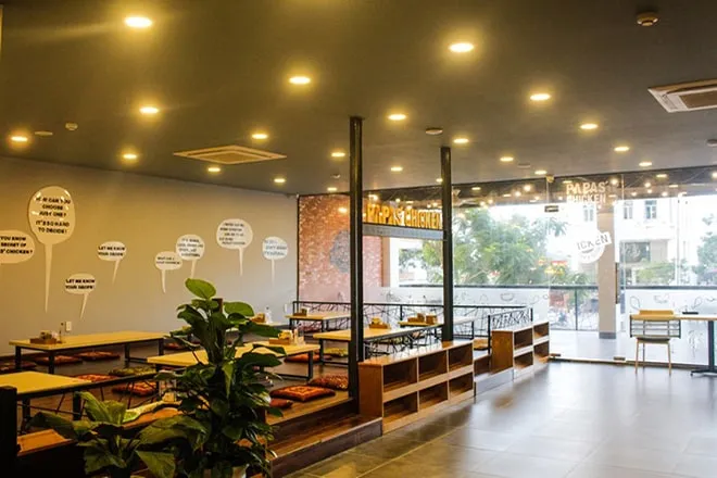 Không gian ấm cúng tại Papa's Chicken