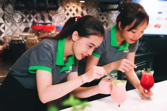 Kỹ thuật pha chế đồ uống chuyên nghiệp tại quầy bar hiện đại