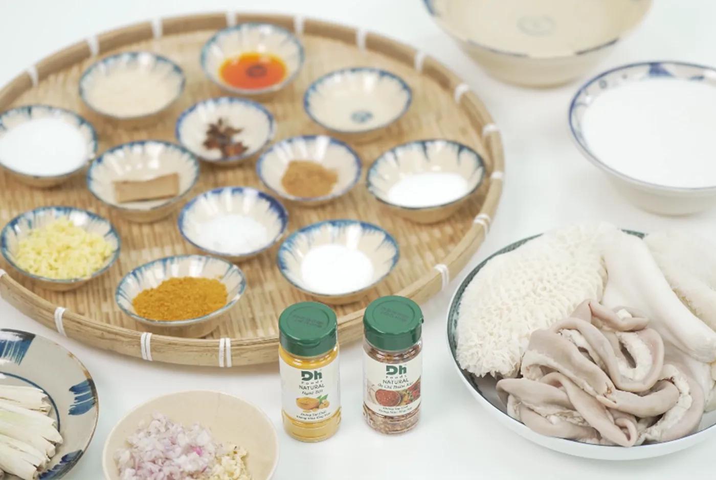 Công đoạn ướp lòng bò với các gia vị thảo mộc thơm nồng