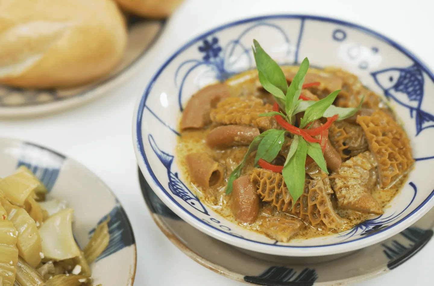 Món phá lấu bò thành phẩm thơm ngon hấp dẫn ăn kèm bánh mì