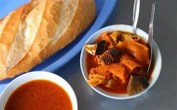 Phá lấu bò với lòng, sách, lá lách ăn kèm bánh mì