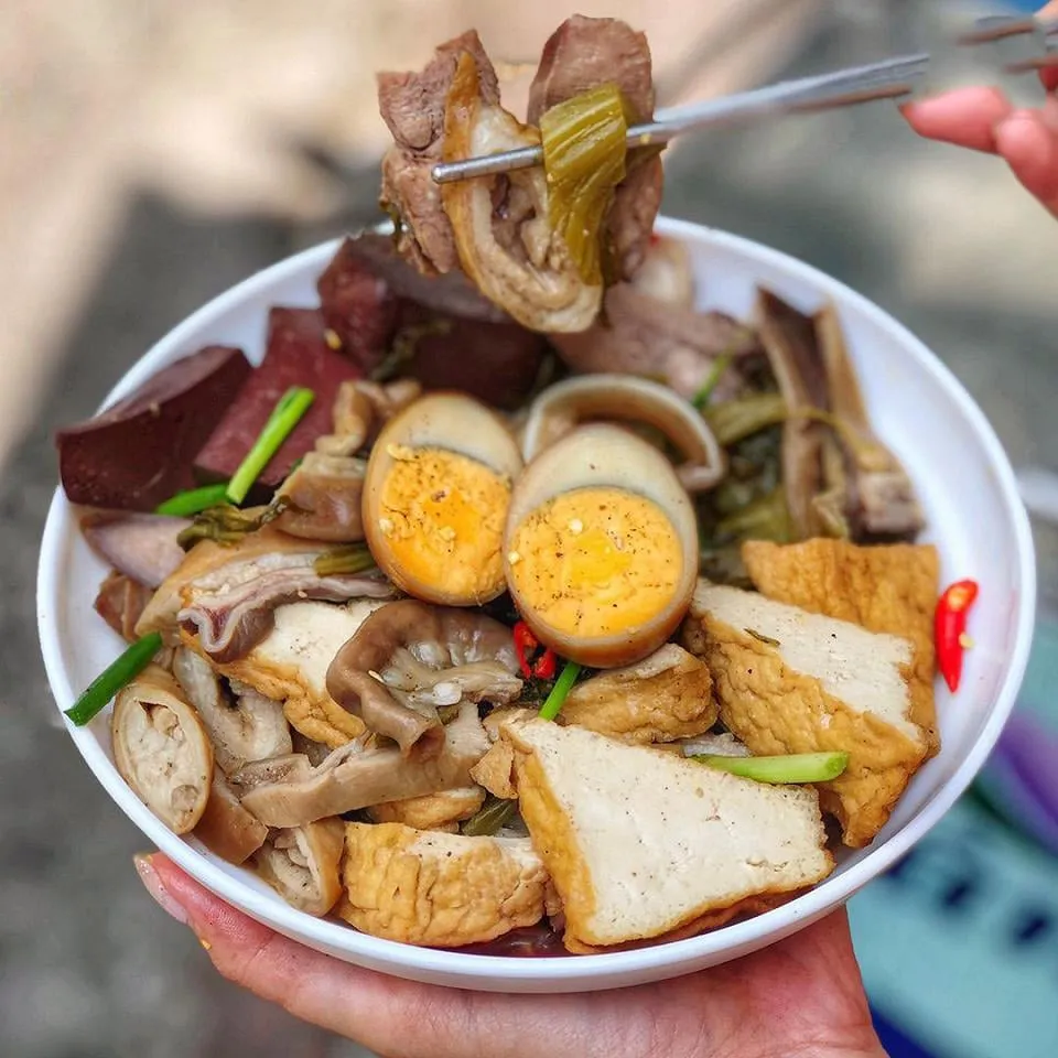 Bát phá lấu đỏ âu hấp dẫn với đầy đủ các loại lòng và nước sốt sệt đặc trưng