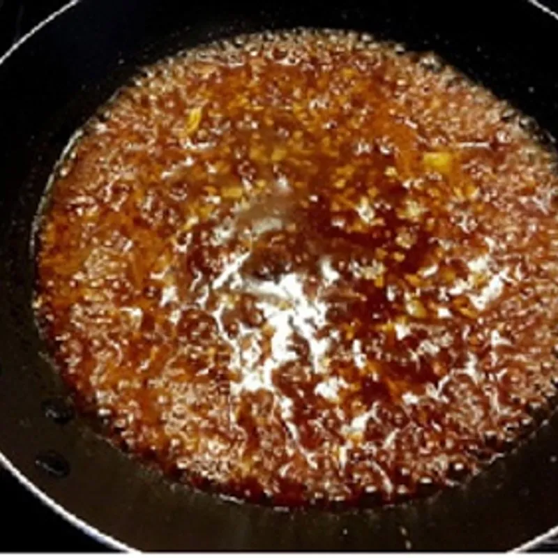 Nấu sốt me bơ cho cua lột