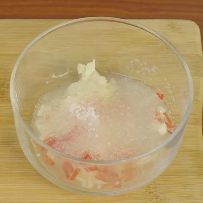 Khuấy đều hỗn hợp nước sốt để các gia vị tan hoàn toàn