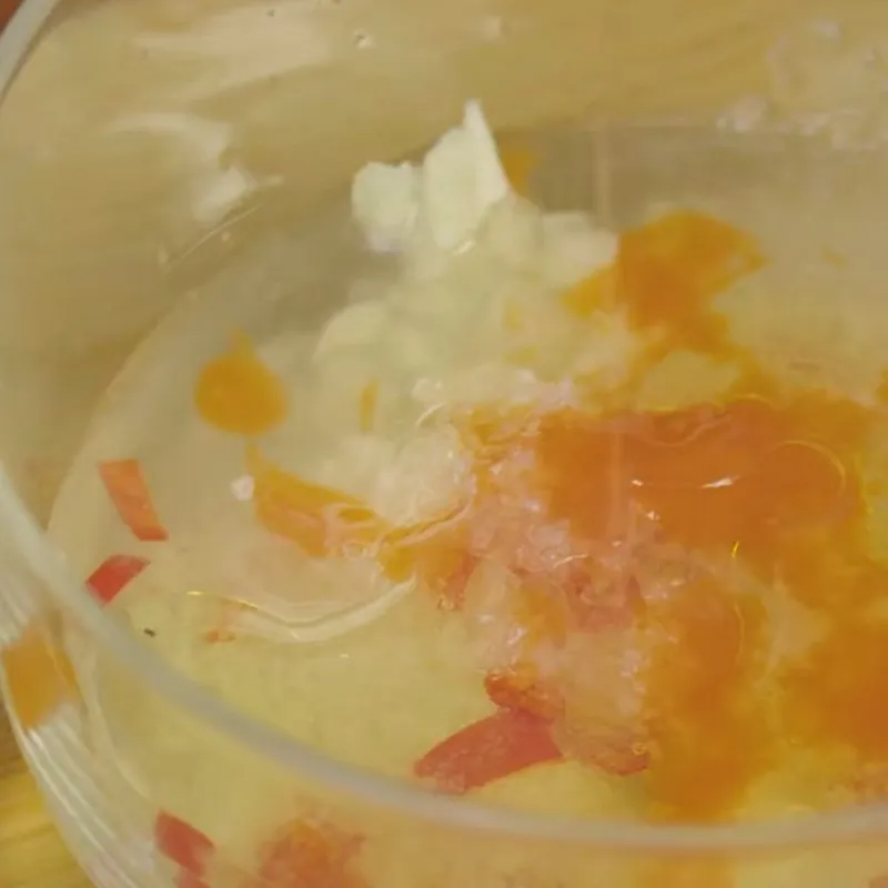 Thêm một chút dầu ô liu để tăng độ bóng và giá trị dinh dưỡng cho món ăn