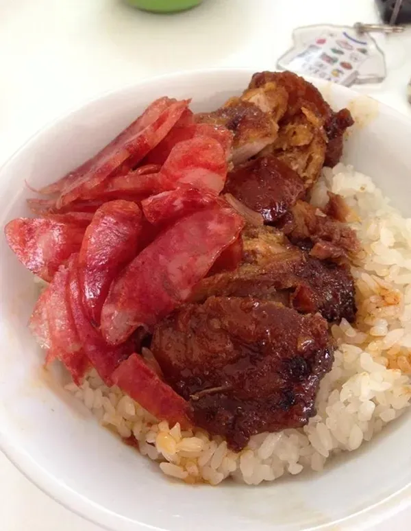 Phần xôi xéo đầy đặn với hành phi thơm lừng, đậu xanh và mỡ hành, một lựa chọn tuyệt vời cho bữa ăn đêm