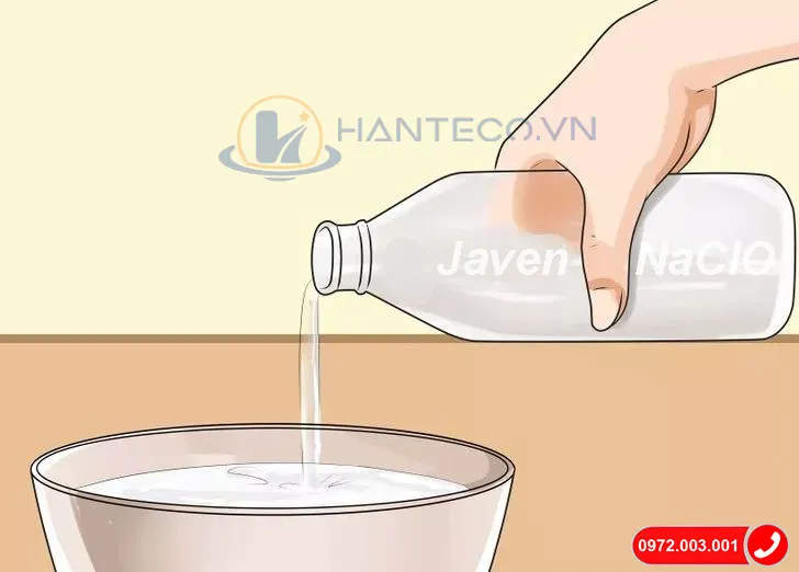 Chai nước javel màu vàng nhạt với nhãn cảnh báo hóa chất