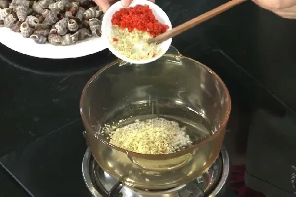 Phi sả băm vàng thơm giúp món ốc len xào dừa dậy mùi hấp dẫn