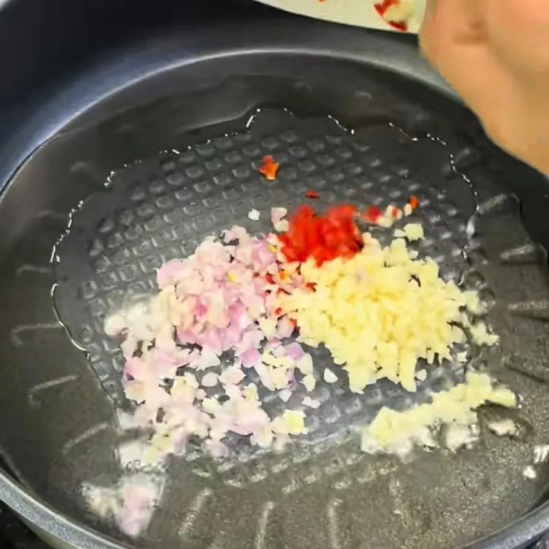 Thao tác phi thơm hành tỏi ớt tạo lớp hương nền cho nước chấm