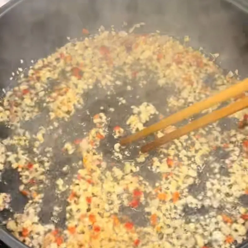 Hỗn hợp hành tỏi ớt sau khi đã đạt được độ vàng thơm yêu cầu