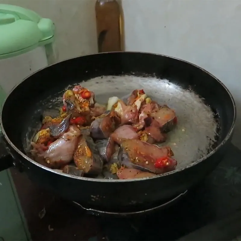 Phi thơm hành rồi xào săn cá lăng trong chảo nóng