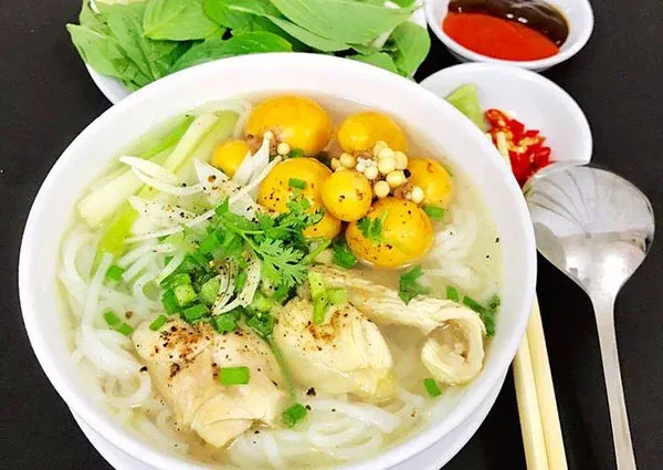 Phở gà thêm trứng non tăng thêm sự hấp dẫn và dinh dưỡng
