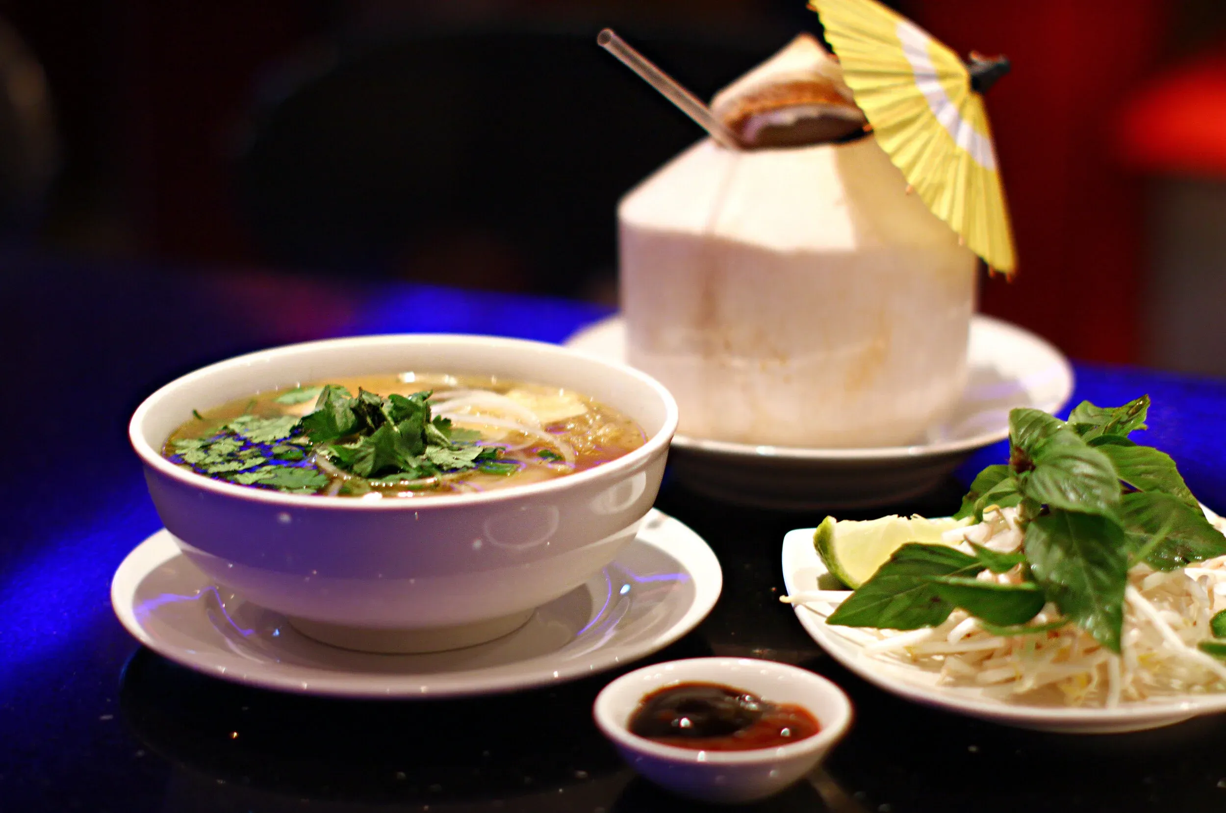 Món phở thuần chay đặc trưng tại nhà hàng âu lạc đà lạt với nước dùng trong thanh và rau củ tươi sạch