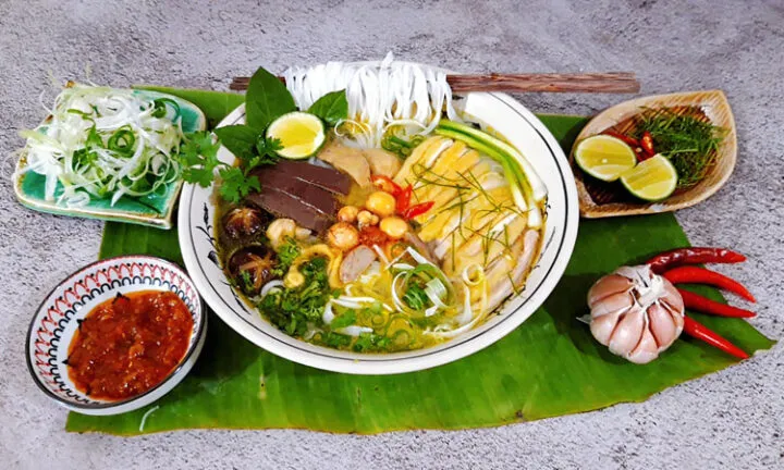 Nước dùng phở gà trong và ngọt thanh