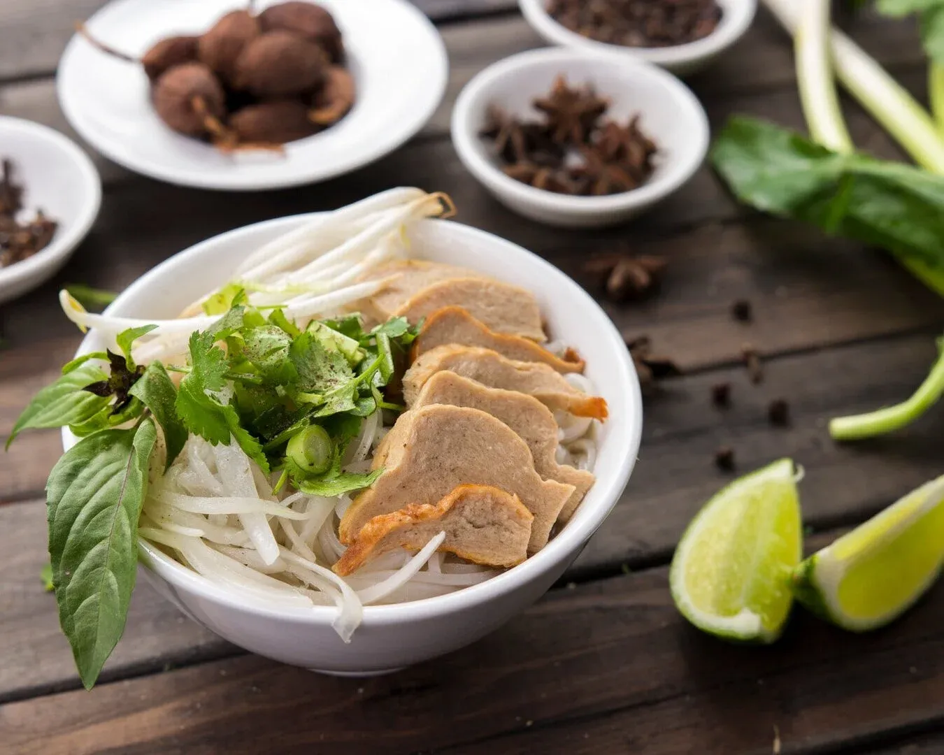 Cận cảnh bát phở thực dưỡng tại hệ thống Âu Lạc với các loại nấm rừng và thảo mộc quý