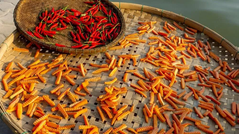 Phơi khô rau củ chuẩn bị cho cách nấu nước mắm làm dưa món