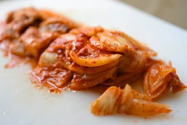 Kim chi cải thảo cắt miếng vừa ăn chuẩn bị nấu canh