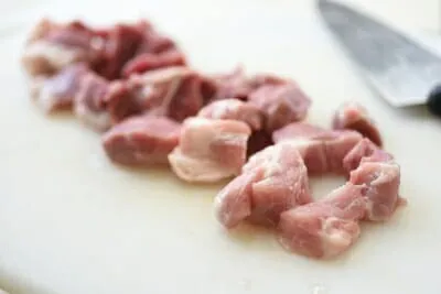 Sơ chế thịt ba chỉ và đậu phụ cho món canh kim chi