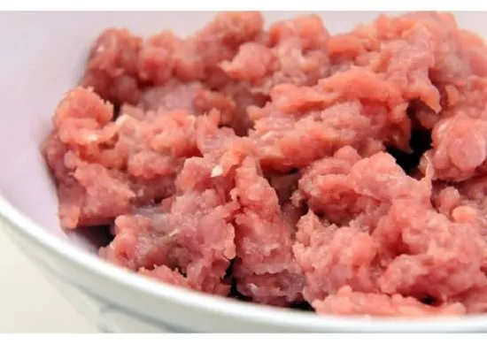 Thịt heo xay nhuyễn đạt độ dẻo tiêu chuẩn để tạo hình viên tròn