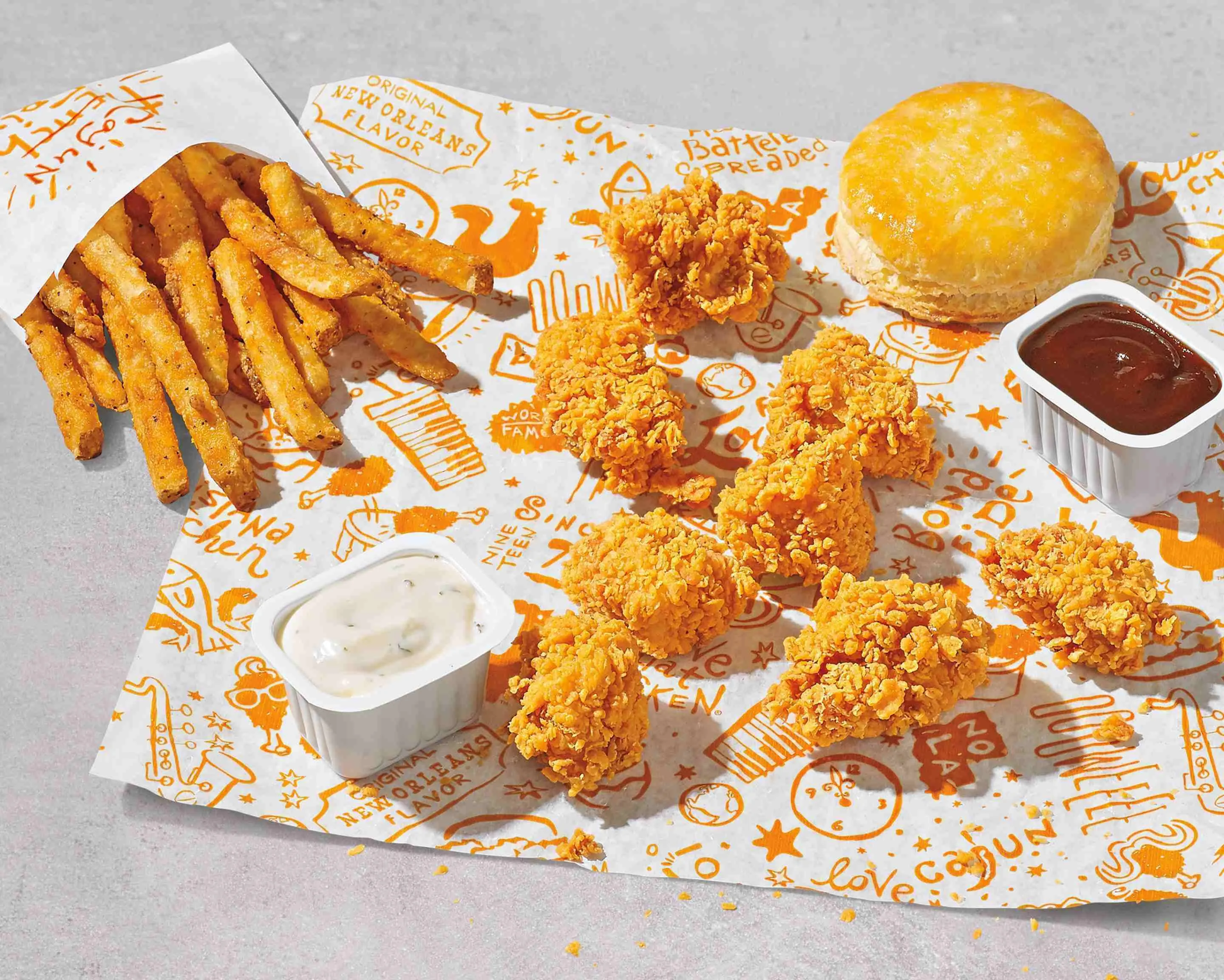 Những miếng gà giòn rụm tại Popeyes