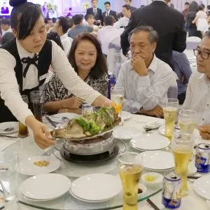 Nhân viên phục vụ chuyên nghiệp tại Happy Gold