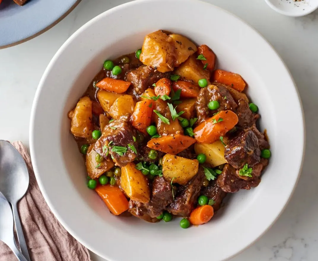 Thịt bò Úc hầm rau củ trong nồi với nước dùng sánh và rau củ mềm