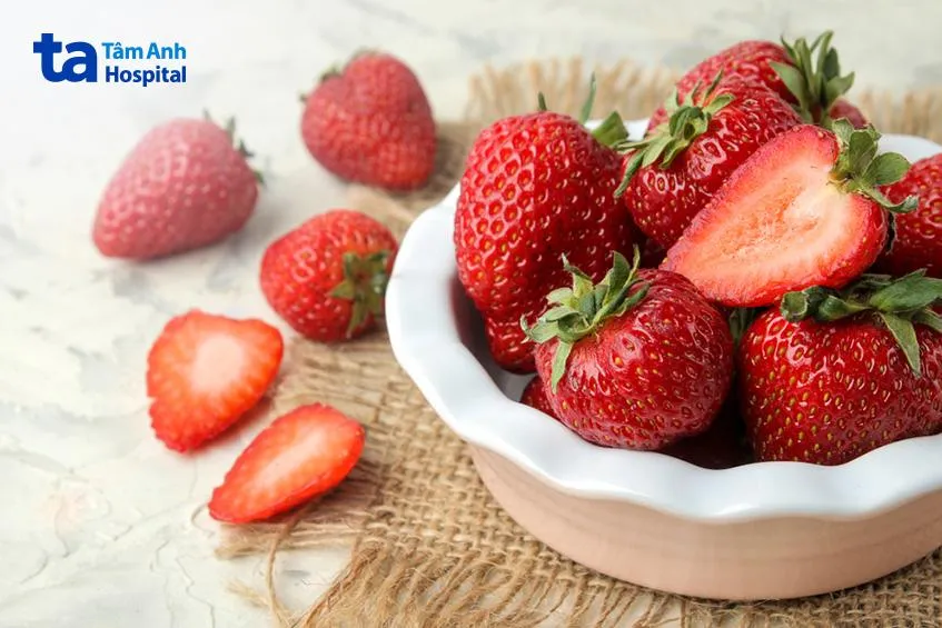 Dâu tây giàu vitamin C hỗ trợ lưu thông máu hiệu quả