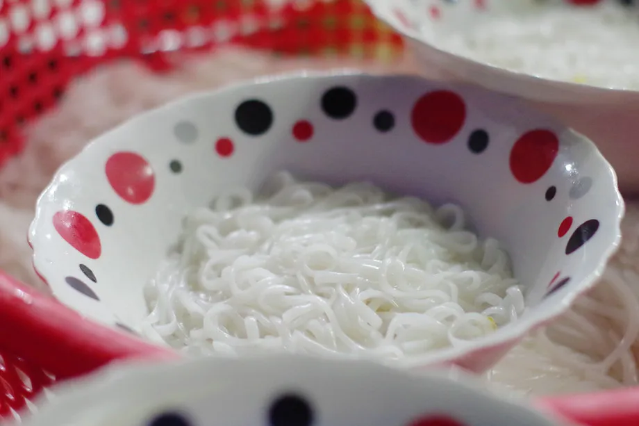 Chi tiết quy trình nhồi bột gạo để làm sợi bánh canh dai ngon