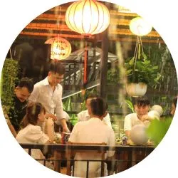 quan-an-gia-dinh-quan-7-am-cung