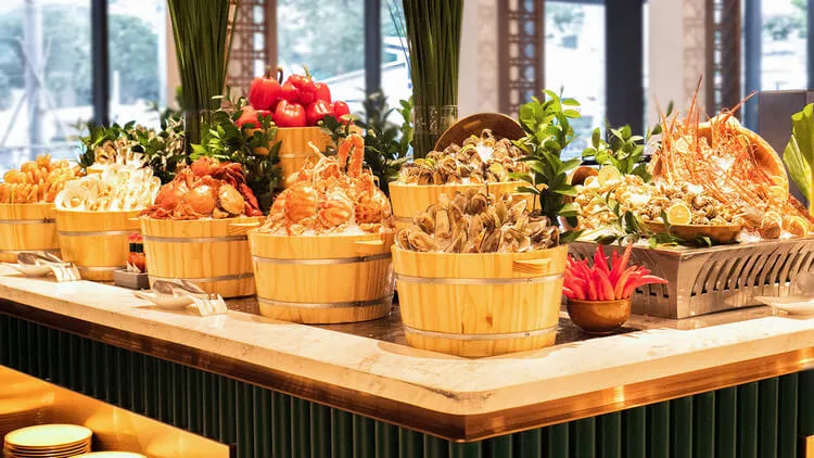 Món ăn Hàn Quốc được bày soạn trong rổ mây tre bắt mắt