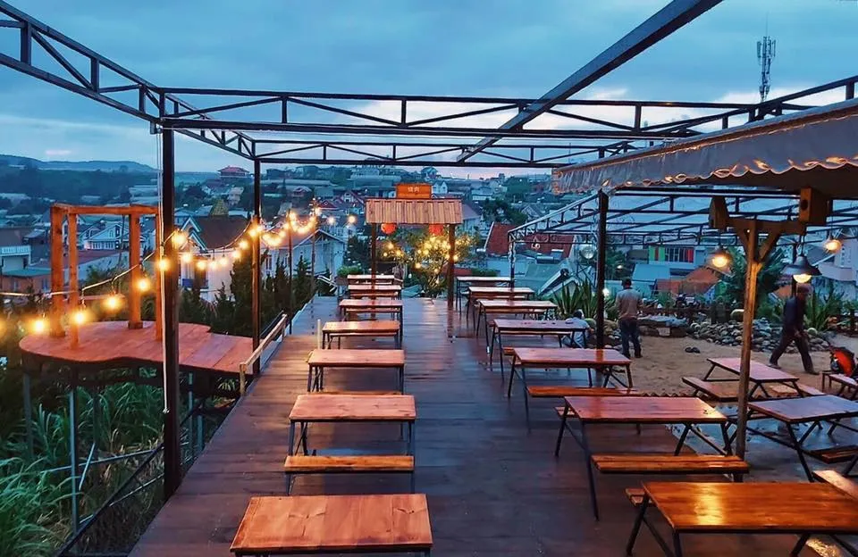 Thiết kế lung linh không khí ngoài trời là điểm nhấn độc đáo của quán buffet