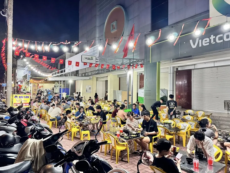 Ốc móng tay xào bơ tỏi tại Hải Sản Sương