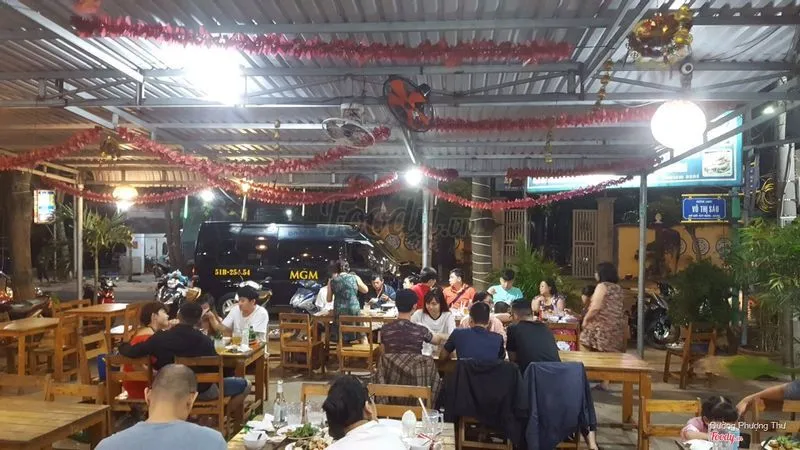 Bãi đậu xe rộng rãi tại Quán Nghĩa