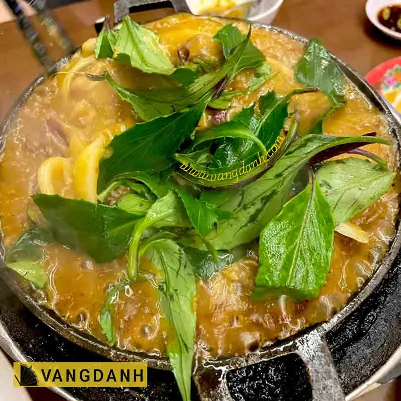 Nồi thịt bò đang nấu me