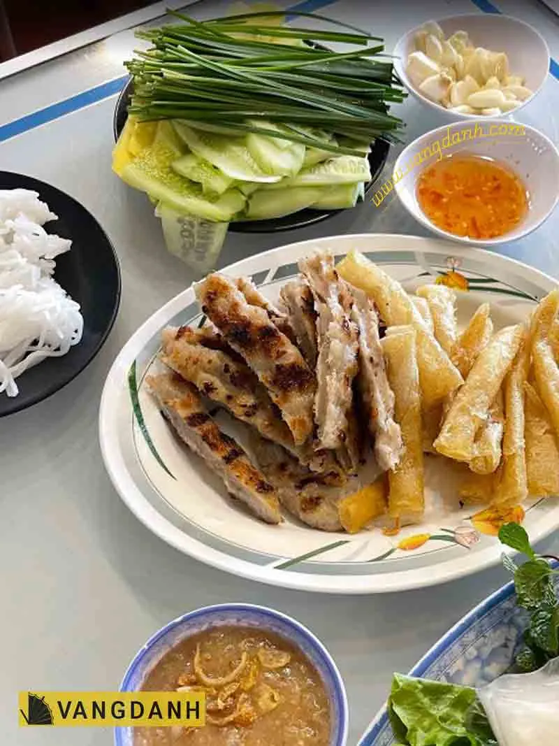 Nem nướng và topping