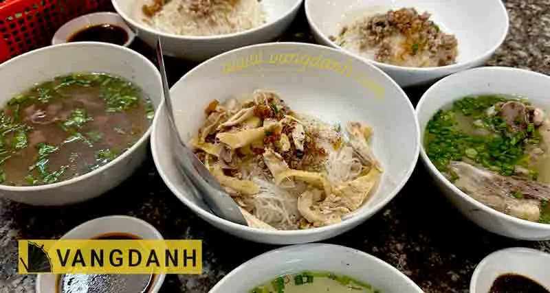 Tô phở khô gà xé