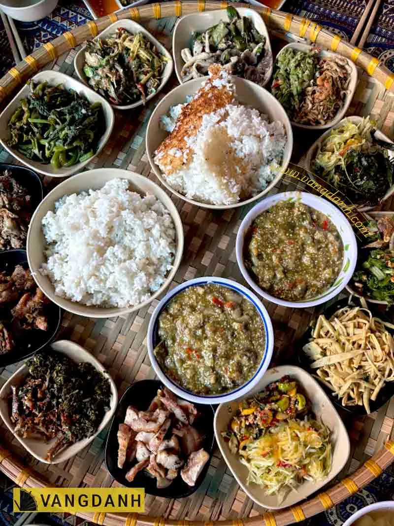 Mâm cơm với các món